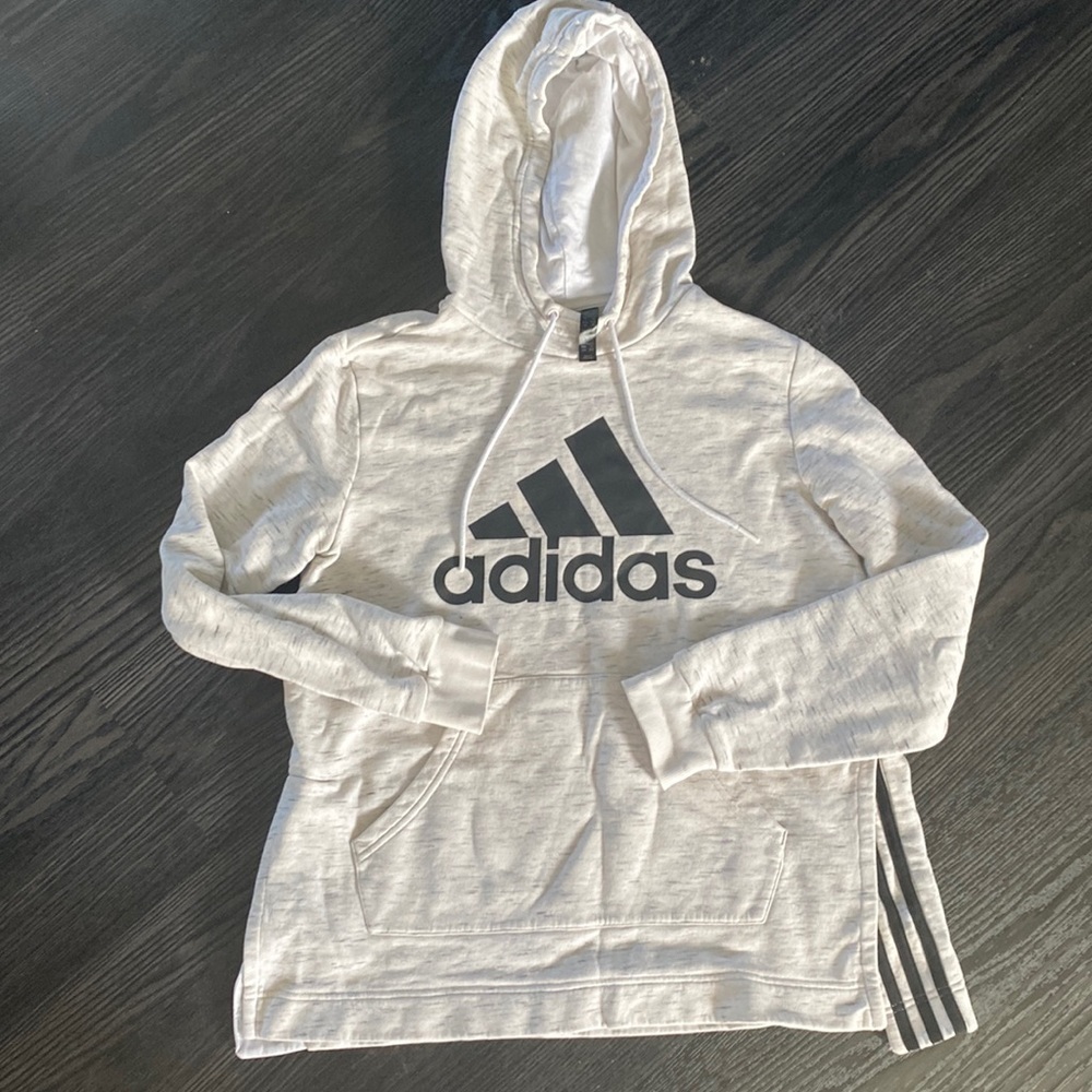 Adidas hooded sweatshirt size medium 1🍍
CR061